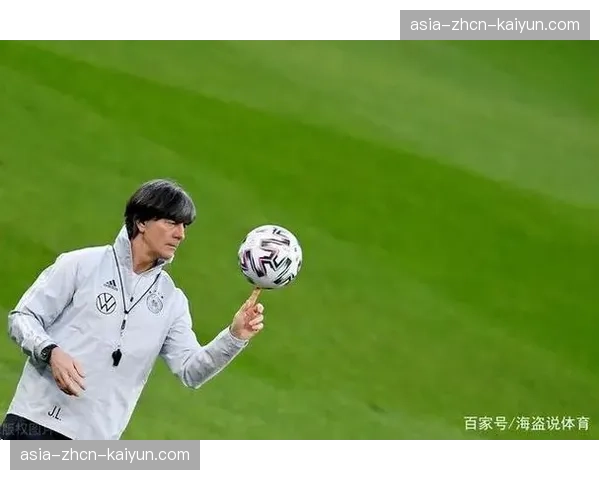 特写：在伯纳乌的看台上，勒夫与弗里克共同观战，关注德国国脚们在高压体系下的表现