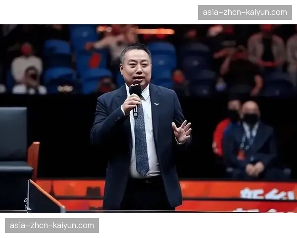 特写：刘国梁观战世乒赛决赛，神情专注做笔记